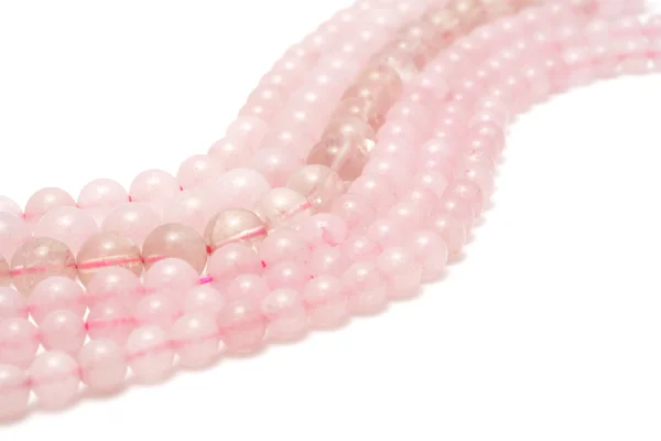 Dizeleri mücevher beyaz arka plan üzerinde yapmak için pembe kuvars