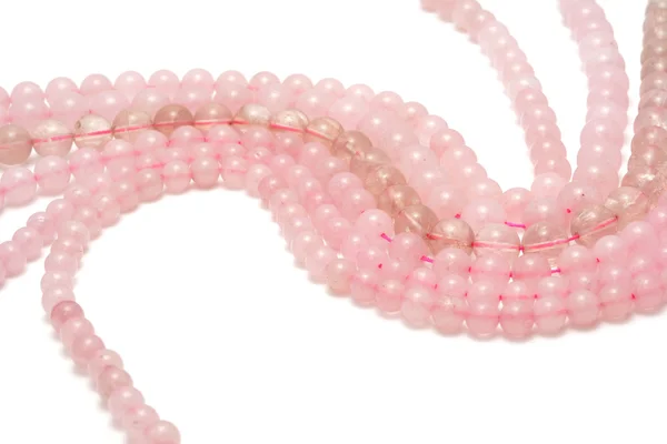 Dizeleri mücevher beyaz arka plan üzerinde yapmak için pembe kuvars