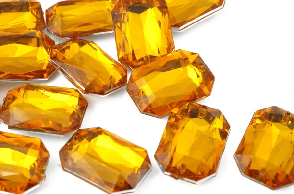 Beyaz zemin üzerine sarı elmas taklidi