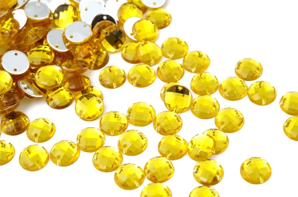 Beyaz zemin üzerine sarı elmas taklidi