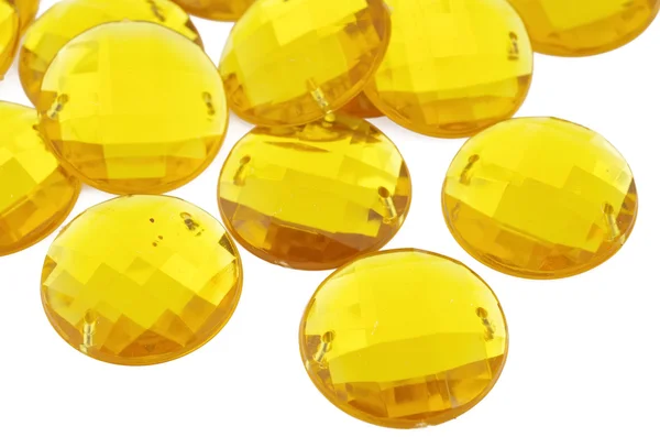 Beyaz zemin üzerine sarı elmas taklidi