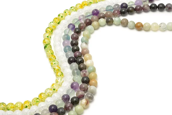 Mücevher takı beyaz arka plan üzerinde yapmak için dizeleri