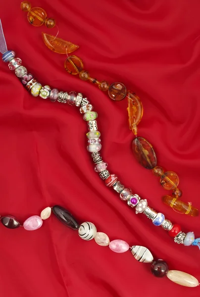 Dizeleri kırmızı Tekstil zemin üzerine boncuk