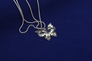 Gümüş kelebek moda takı ile rhinestones mavi mirrorlike zemin üzerine