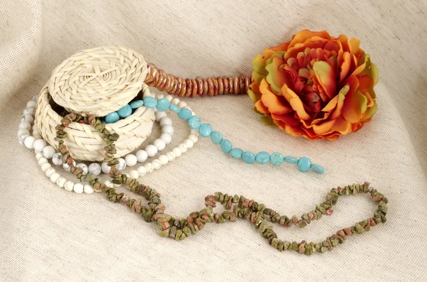 Sepet topçu arka planda - yarı değerli taş mücevher için el yapımı