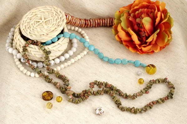 Sepet topçu arka planda - yarı değerli taş mücevher için el yapımı