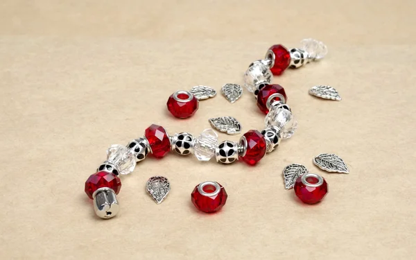 Modern moda mücevher takılar ve zanaat arka plan üzerinde Kolyeler