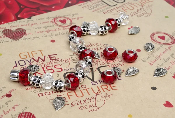 Modern moda mücevher takılar ve zanaat arka plan üzerinde Kolyeler