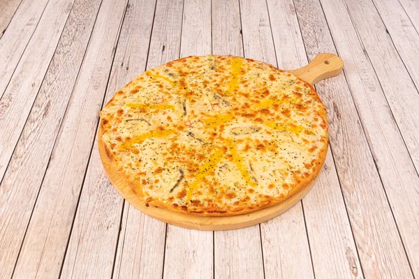 Freshly Baked Four Formaggio Pizza Oregano Mozzarella Cheese Wooden Board — Stockfoto