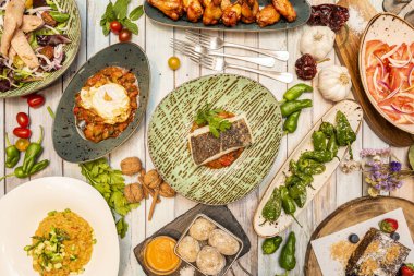 Fındık, sarımsak, kişniş, kiraz domatesli, buruşuk patatesli, göbekli ve çatallı tipik İspanyol yemekleri.