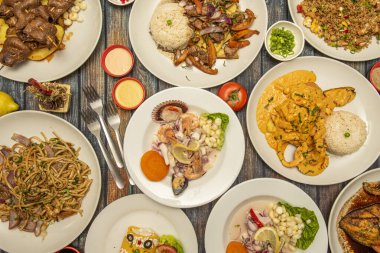 Tipik Peru restoranı yemekleri. Cevviç, lomo saltado, saltado noodle, kızarmış tavuk, anticuchos, şöför pilavı