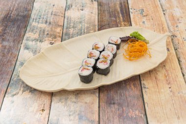 Surimi ve kızarmış soğanla doldurulmuş sekiz parça maki.