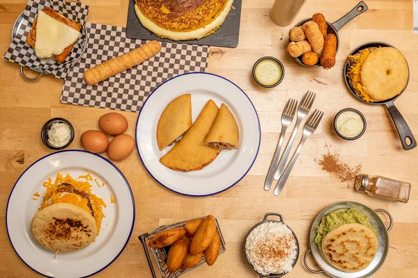 Platos Típicos Comida Venezolana Sobre Mesa Madera Clara Arepas Cachapas — Foto de Stock