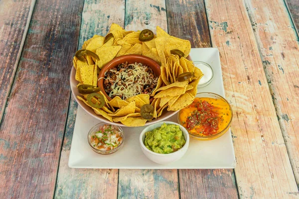 Nachos Guacamole Jalapeos Fromage Cheddar Pico Gallo Chili Con Carne — Photo