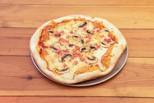 キノコとピザの45度ビュー アルミオーブンプレート上のハムとモッツァレラチーズ — ストック写真