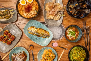 Çok renkli ve aromalı Asya İspanyol yemekleri ve tapas seti.