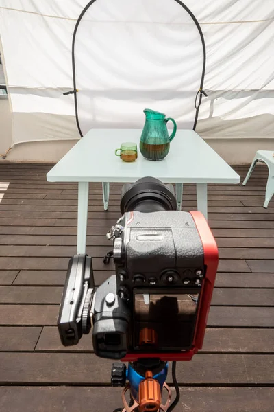 Câmera Mirrorless Executando Fotografia Produto Mesa Terraço Com Piso Madeira — Fotografia de Stock