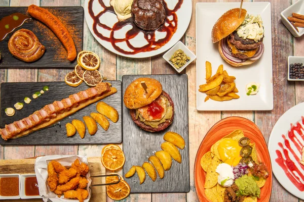 Draufsicht Auf Gerichte Aus Verschiedenen Ländern Und Hamburger Mit Pommes — Stockfoto