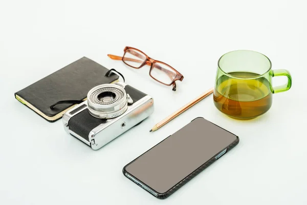 Vintage Fotoaparát Chytrým Telefonem Šálkem Čaje Růžovou Zlatou Tužkou Pastelové — Stock fotografie