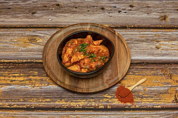 Delicioso Pollo Guisado Con Perejil Pimienta Plato Madera Cuchara Con — Foto de Stock