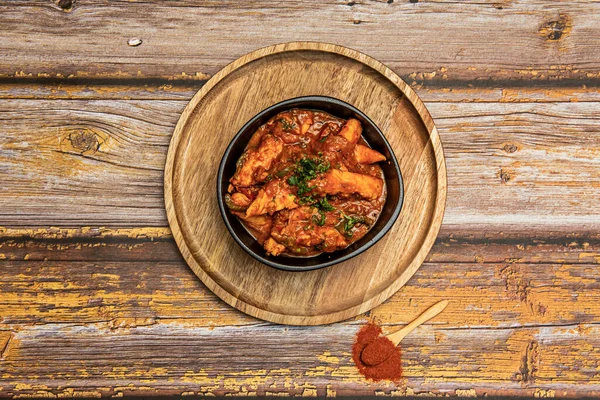 Chicken Stew Honeyed Sauce Lots Paprika Parsley Black Bowl — Stock Photo, Image