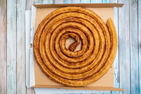 Tipik Madrid kahvaltıları için Rosca de porra, yanında sütlü veya çikolatalı bir kahve.