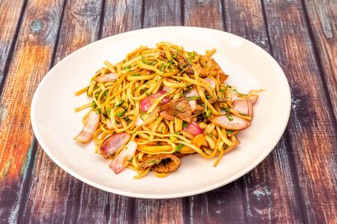 Tallarine tuzlu ya da erişte Peru usulü soğan, et ve bolca maydanoz.