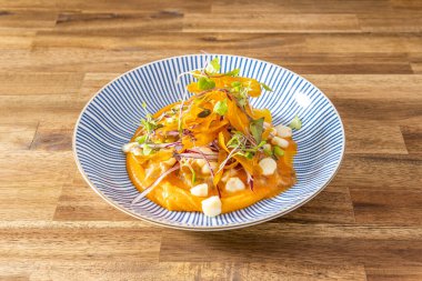 Bir sürü tatlı patates, beyaz mısır ve salata filizli karides kremalı ceviche.