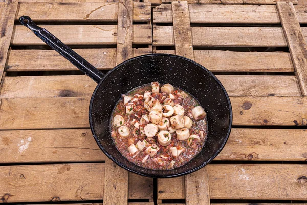 Nagy Adag Pálma Ceviche Szív Egy Fekete Zománcozott Serpenyőben Gyümölcsös — Stock Fotó