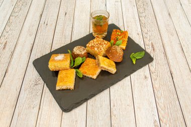 İçinde bol miktarda malzeme ve patates bulunan harika sığır etli burger.