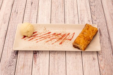 İçinde bol miktarda malzeme ve patates bulunan harika sığır etli burger.