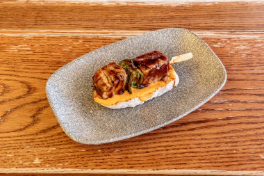 İçinde bol miktarda malzeme ve patates bulunan harika sığır etli burger.