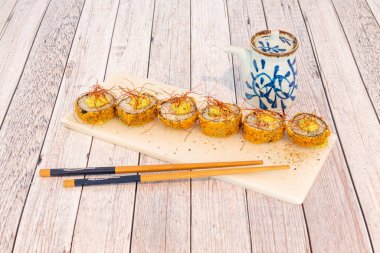 İçinde bol miktarda malzeme ve patates bulunan harika sığır etli burger.