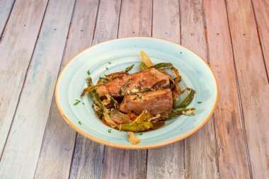 İçinde bol miktarda malzeme ve patates bulunan harika sığır etli burger.