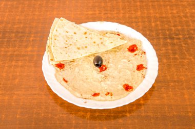 İçinde bol miktarda malzeme ve patates bulunan harika sığır etli burger.