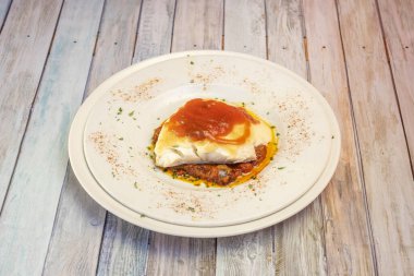 İçinde bol miktarda malzeme ve patates bulunan harika sığır etli burger.