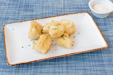 İçinde bol miktarda malzeme ve patates bulunan harika sığır etli burger.