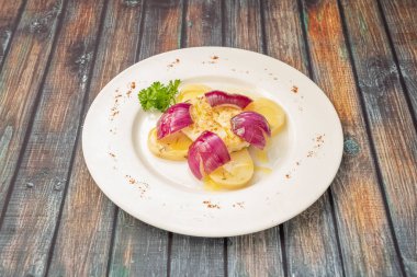 İçinde bol miktarda malzeme ve patates bulunan harika sığır etli burger.