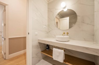 Himalaya tuzu, pirinç, kırmızı biber, makarna, kakule, şeftali, nohut, biber, nektarin, chia ve daha pek çok çeşidi içeren bir çok kavanoz..