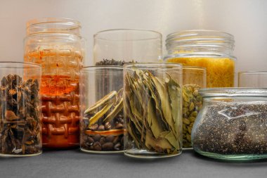 Sos dolu cam kavanozlar ve tekno-duygusal mutfakta kullanmak için kuru yiyecekler.