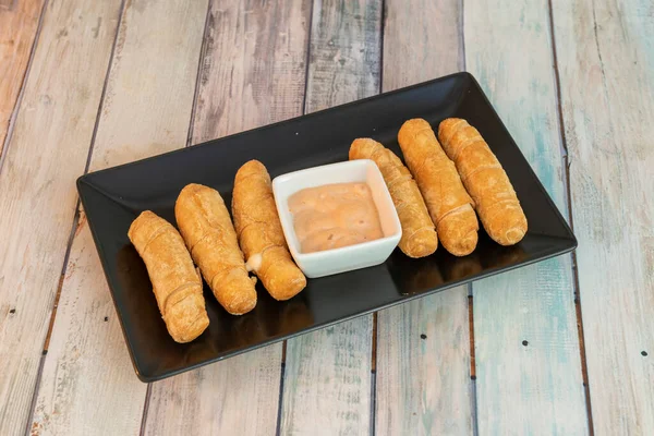 Six Cheese Filled Cheese Sticks Black Plate Pink Sauce Center — Stockfoto