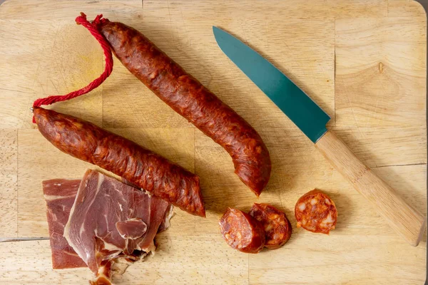 Pikantní Chorizo Typické Pro Španělsko Nakrájené Nožem Několika Plátky Šunky — Stock fotografie