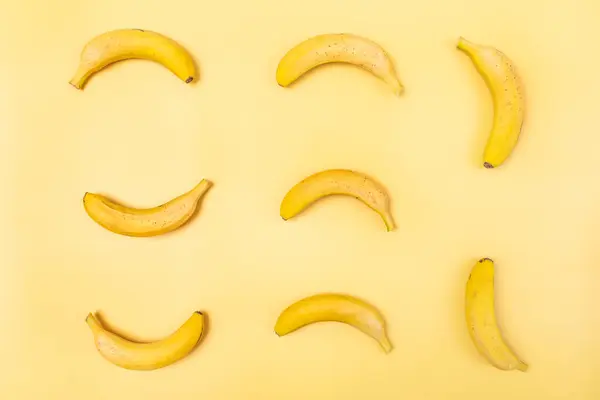 Багато Бананів Щоб Грати Хрестики Нулики Жовтому Тлі — стокове фото