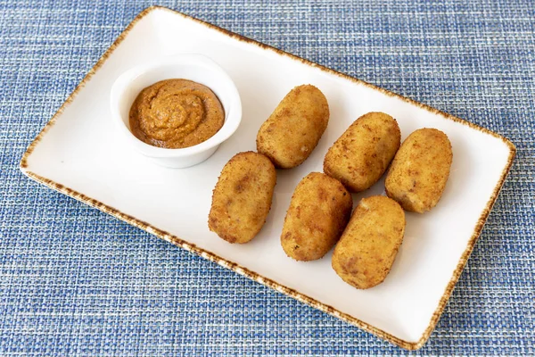 Porce Croquettes Pro Španělskou Tapa Omáčkou Namočit Modrý Ubrus — Stock fotografie