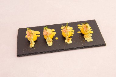 Peru Lima 'dan gelen sofistike aperatifler siyah ve beyaz arkaplanda neden olur.