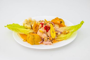 Beyaz Peru balık ceviche tepsisi muz cipsi, mısır taneleri, limon ve limonla marine edilmiş, soğan ve tatlı patates beyaz arka planda.