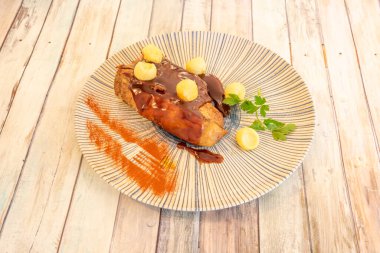 Tahta masada patates topları, maydanoz, biber ve barbekü soslu marine edilmiş biftek.