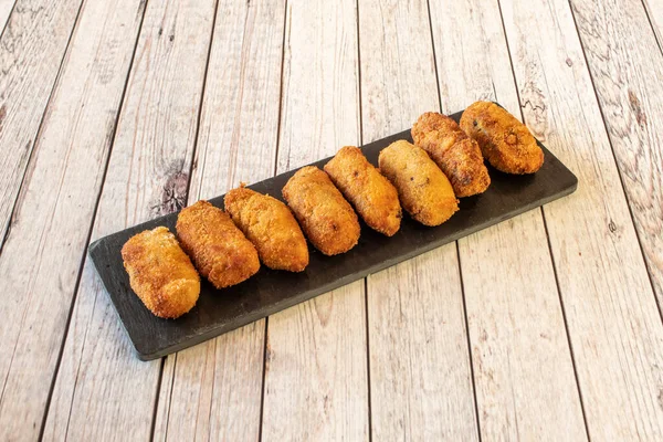 Grupo Croquetas Caseras Con Sabor Bacalao Bien Fritas Empanadas Pan — Foto de Stock