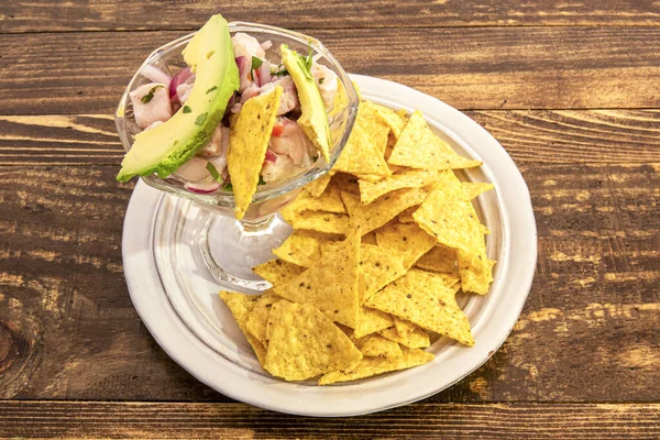 Ceviche Poisson Péruvien Avec Une Tranche Avocat Monté Dans Verre — Photo