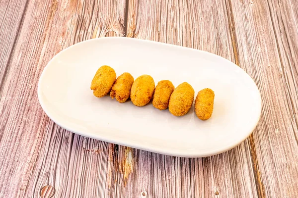 Schinkenkroketten Mit Bechamel Als Tapa Auf Einem Holztisch — Stockfoto